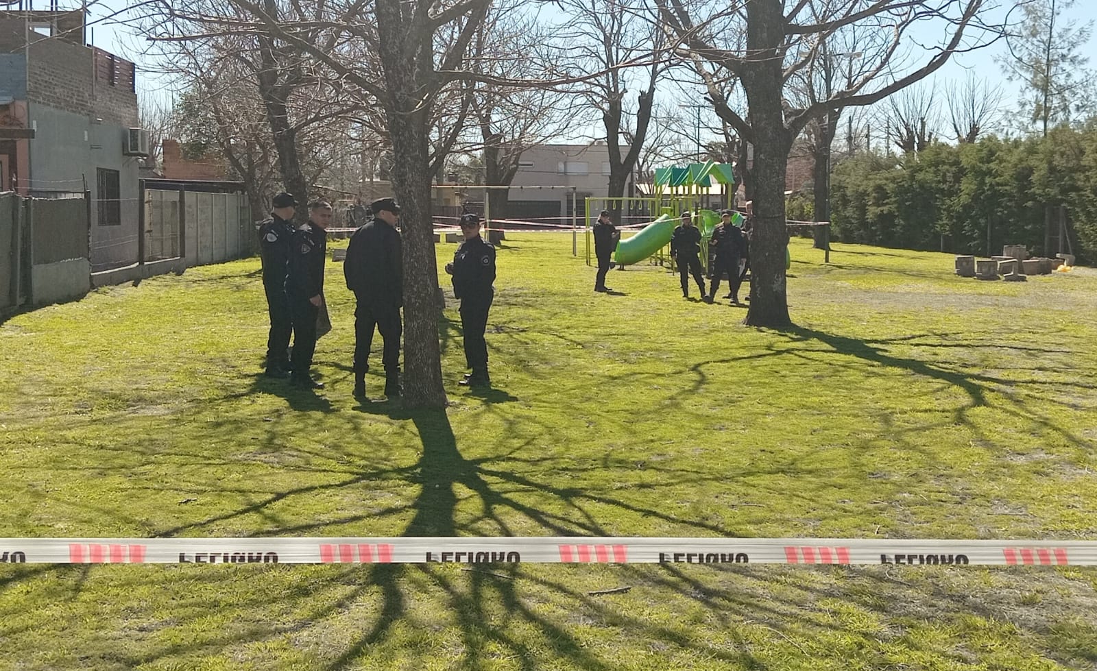 Suicidio, la primera hipótesis tras el hallazgo de un hombre muerto en el tobogán de una plaza de Funes 
